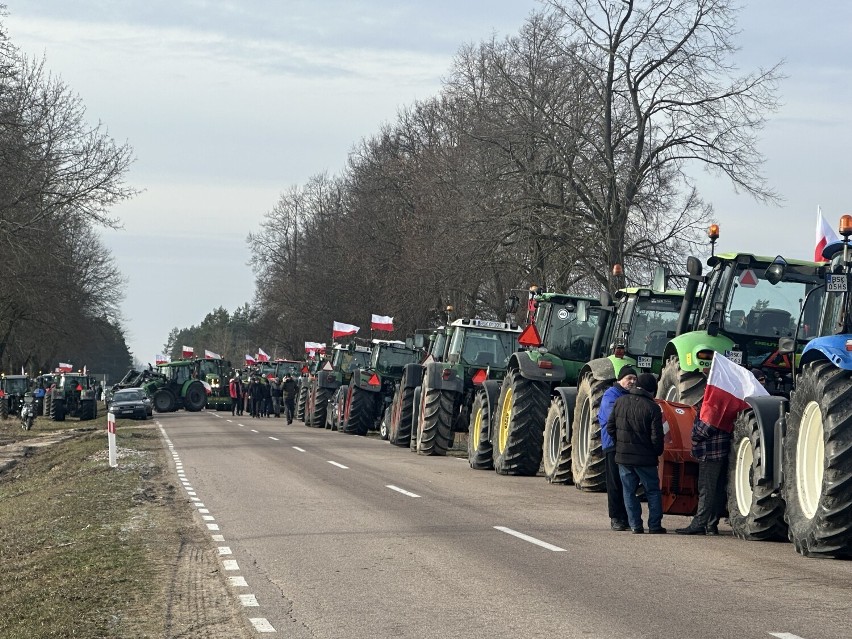 Rolnicy w powiatu sokólskiego protestowali na  skrzyżowaniu...