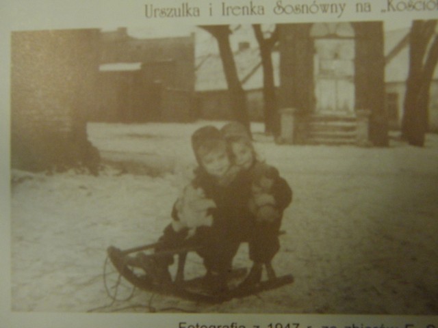 Urszulka i Irenka Sosnówny przy "Kościółku" na Starym Mieście.
Fotografia pochodzi z 1947 r. ze zbiorów E. Sosny.