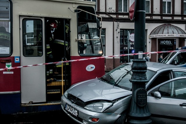 Do zderzenia samochodu osobowego z tramwajem doszło około godz. 15.00 na ul. Dworcowej przy skrzyżowaniu z Unii Lubelskiej w Bydgoszczy.