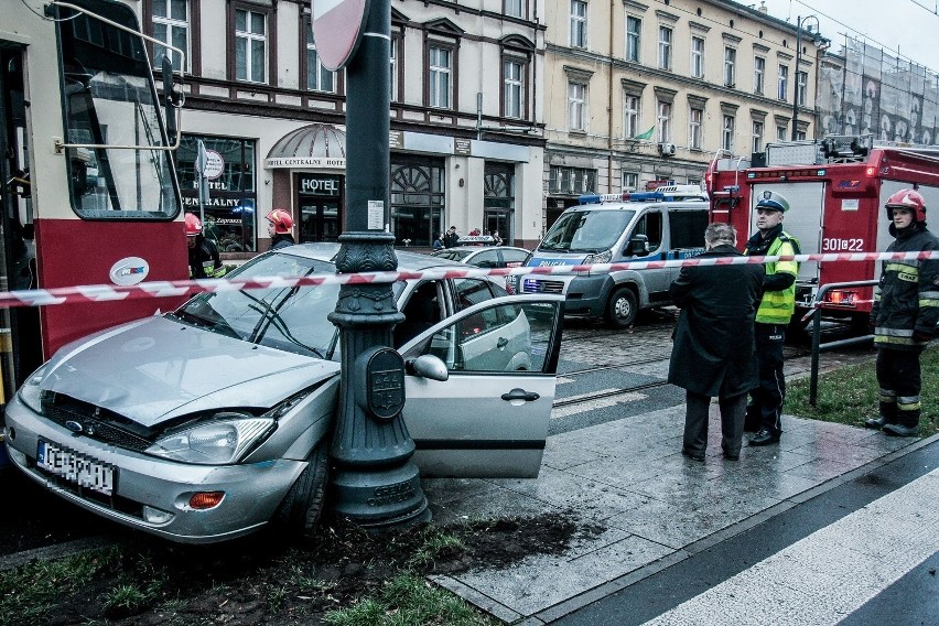 Na miejscu były służby MZK. Działania polegały głównie na...