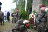Kadrówka na granicy zaborów pod Krakowem. Apel przy obelisku w Michałowicach, tu strzelcy Piłsudskiego rozpoczęli marsz po wolność