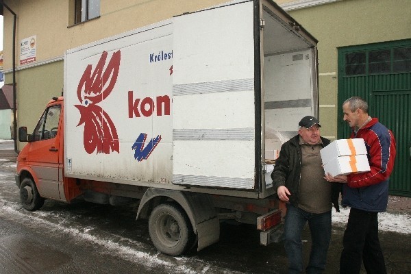 Świąteczne paczki rozdawali we wtorek przed bramą dwaj związkowcy zwolnieni z Newagu