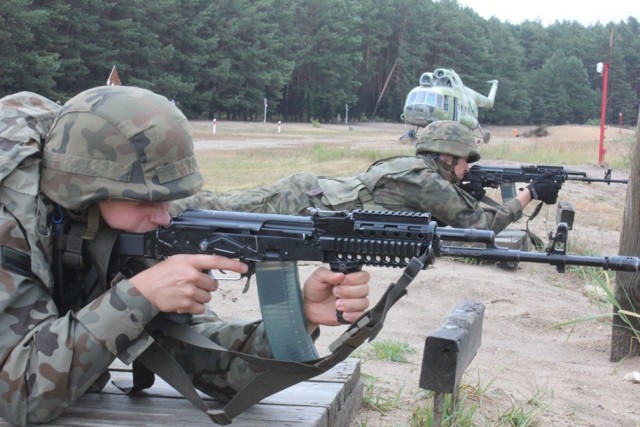 Dwutygodniowe szkolenie adeptów sztuki wojennej rozpoczęło się instruktażem na temat zasad funkcjonowania obozowiska i warunków bezpieczeństwa podczas poligonu oraz przydzieleniem wyposażenia wojskowego. Następnie licealiści przystąpić do zajęć bojowych, które obejmowały przede wszystkim szkolenie taktyczne i ogniowe, jak również wybrane elementy ze szkolenia medycznego i łączności.