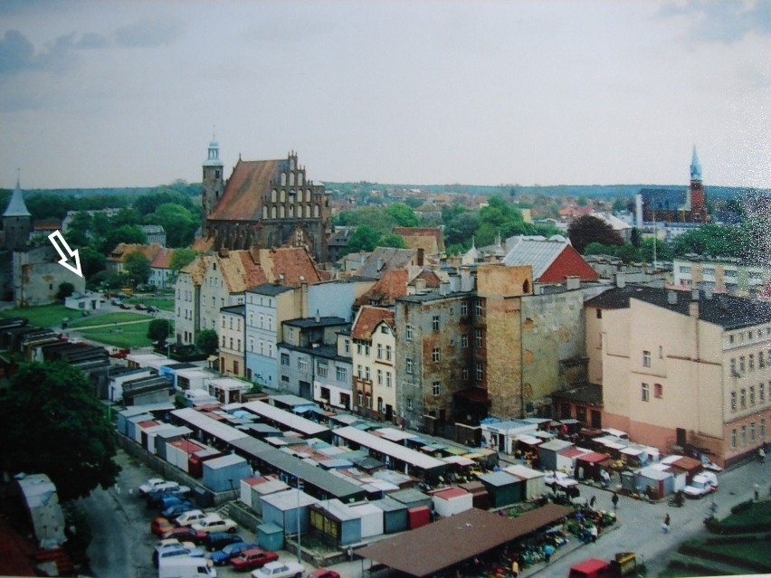 Zdjęcie wykonano ok. roku 2000 z wieży zamkowej. Strzałka...