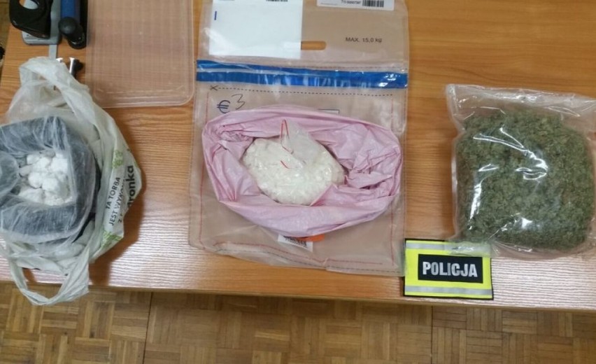 Narkotyki w Wieluniu. Policja zatrzymała 43-latka, który posiadał duże ilości amfetaminy, marihuany i psychotropów