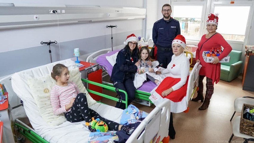 Policjanci i seniorzy zamienili się w Świętych Mikołajów. Do kogo udali się z prezentami? 