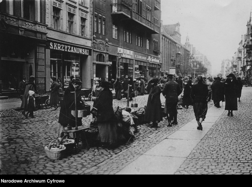 Handel uliczny wzdłuż ul. Żeglarskiej, 1925r....
