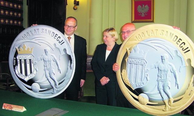 We wtorek po raz pierwszy zaprezentowano wzór awersu i rewersu nowych monet wydanych z okazji 100-lecia klubu sportowego MKS Sandecja