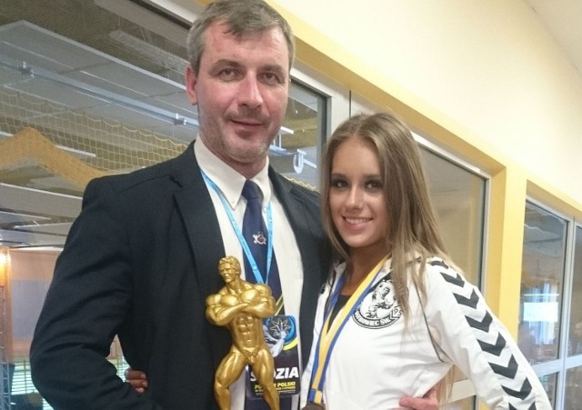 Aleksandra Kępa zdobyła Puchar Polski w kategorii fitness. Obok jej tata i trener Grzegorz Kępa, który odebrał puchar za drużynowe zwycięstwo Black&White.