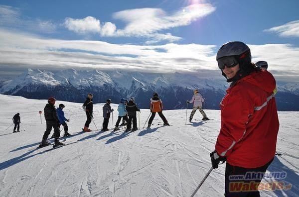 Przed zimową przygodą: narty, czy snowboard?