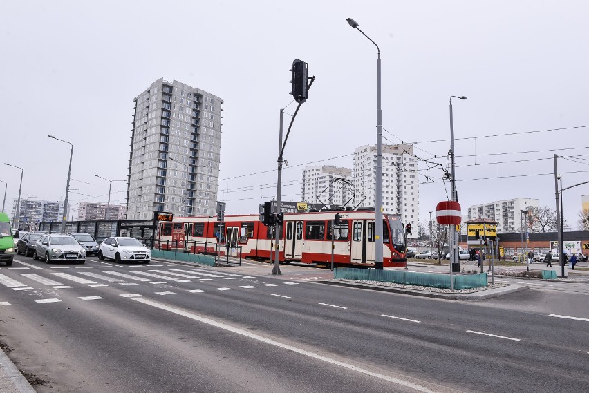 Na razie tramwaj na Morenę przecina jednostki B i C, aby...