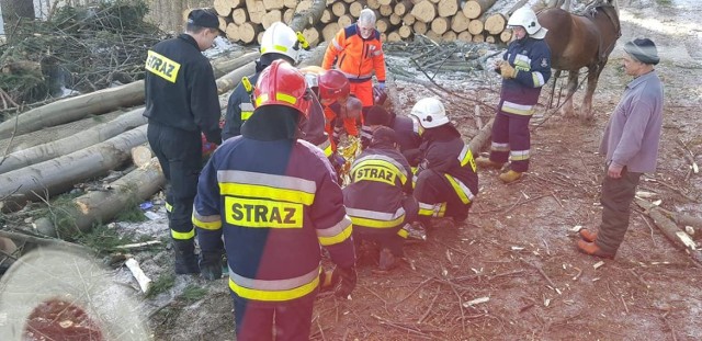 Mężczyzna z poważnymi obrażeniami ciała został przewieziony do szpitala