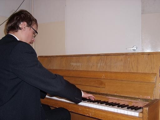 Nz. Podczas nieszawskiego recitalu 1 marca 2010 r., który odbył się w dwusetną rocznicę urodzin geniusza fortepianu. Przy pianinie Ireneusz Kuźlak.