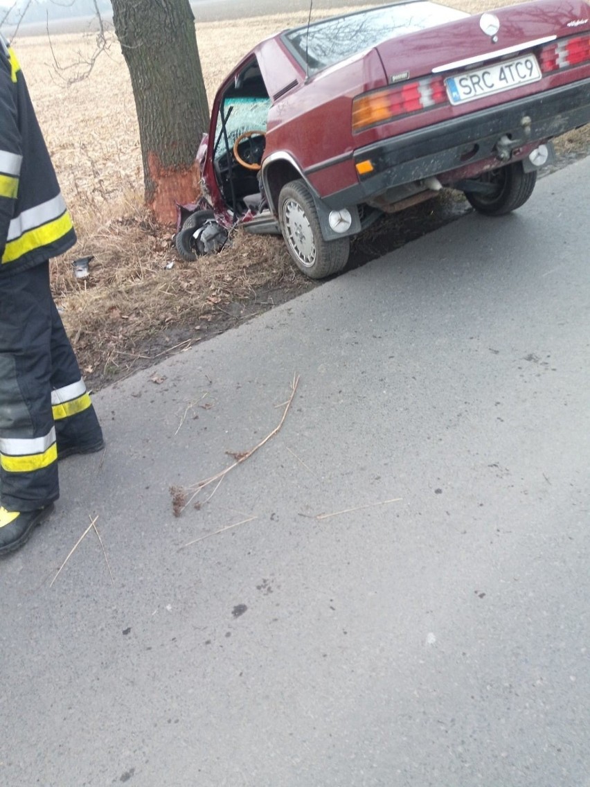 Samochód osobowy uderzył w drzewo na ul. Bukowej w Syryni. Jedna osoba trafiła do szpitala