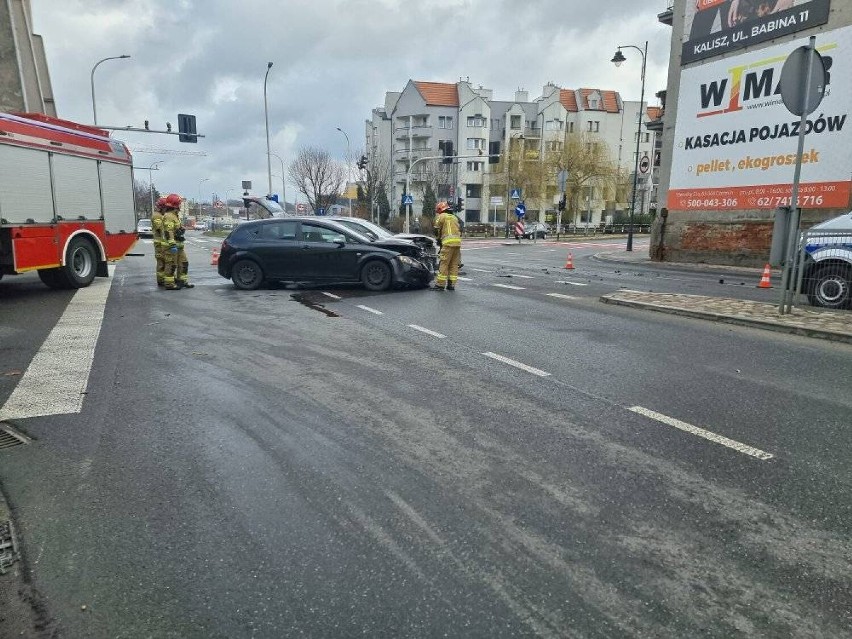 Groźnie wyglądające zderzenie na skrzyżowaniu al. Wojska...