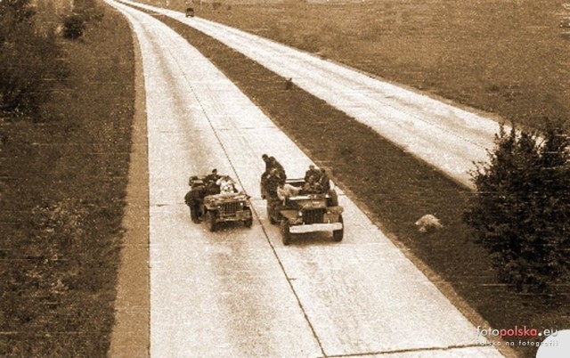 Korki przed bramkami? Korytarze życia? Wtedy nikt jeszcze nie wiedział, co to znaczy! Autostrada A4 na Dolnym Śląsku świeciła pustkami, a zmęczeni podróżą kierowcy na poboczach urządzali sobie pikniki. Zobaczcie, jak wyglądała nasza autostrada po wojnie - w latach czterdziestych i pięćdziesiątych ubiegłego wieku.