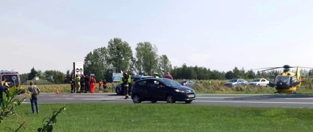 Do wypadku doszło w czwartek o godz. 13.50 na skrzyżowaniu ulicy Starobrzeskiej z drogą krajową nr 94. 56-letni kierowca audi potrącił 64-letniego rowerzystę. 64-latek został przetransportowany śmigłowcem LPR do Uniwersyteckiego Szpitala Klinicznego w Opolu. Policja ustala przyczyny wypadku