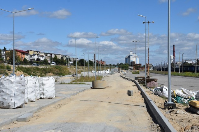 W Nakle, między dworcem PKP, a ulicą Nową  powstaje nowoczesny parking typu Park and Ride (parkuj i jedź). Obiekt zyska połączenie z istniejącą infrastrukturą komunikacyjną w mieście. W tym celu m.in. budowane jest rondo na ul. Mroteckiej. W projekcie uwzględniono  też nową nawierzchnię ulicy Nowej oraz chodniki i ścieżki rowerowe. Realizacja inwestycji trwa od wielu miesięcy, zakończyć się powinna do 31 października. Prace powierzono warszawskiej firmie. Koszt robót to ponad 10,7 mln zł. Samorząd otrzymał jednak duże wsparcie z Europejskiego Funduszu Rozwoju Regionalnego, sięgające 72 proc. kosztów inwestycji. Co jakiś czas staramy się zaglądać na plac budowy, by dokumentować przebieg prac. Oto migawki z ostatnich dni.