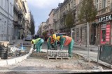 Łódź. Z ul. Próchnika zrywają niedawno położoną kostkę. Ulica przechodzi rewitalizację