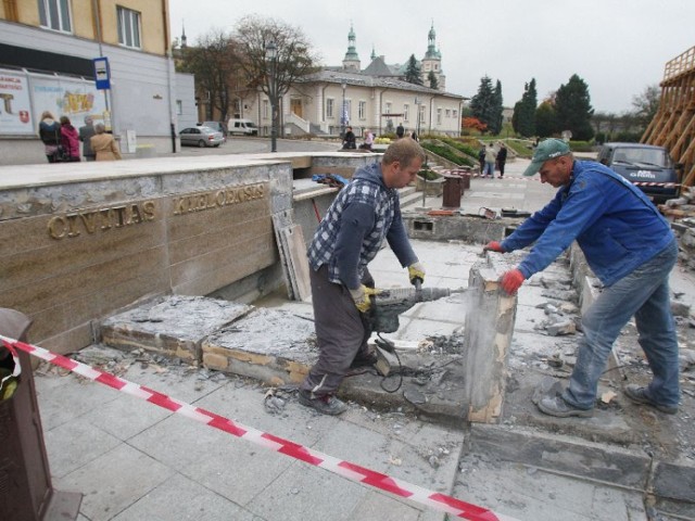 Fontanna na placu Artystów w Kielcach przechodzi remont.
