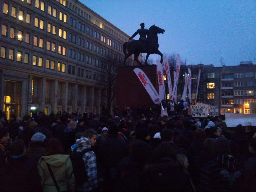 Demonstracja przed Urzędem Marszałkowskim