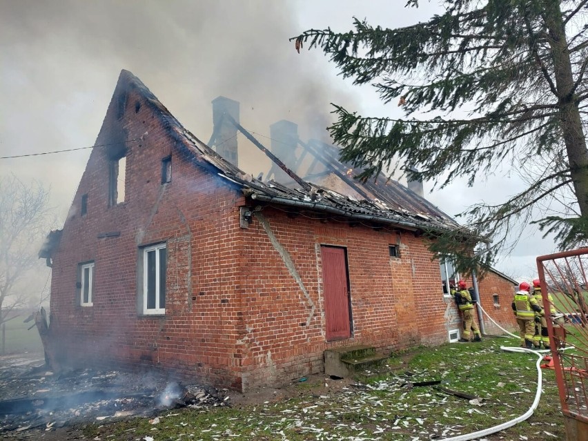 Pożar domu w Grabinach-Zameczku (powiat gdański). Doszczętnie spłonął dach budynku. ZDJĘCIA