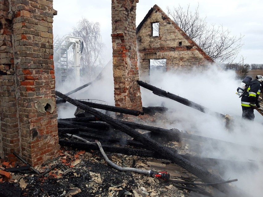 Pożar domu w Grabinach-Zameczku (powiat gdański). Doszczętnie spłonął dach budynku. ZDJĘCIA