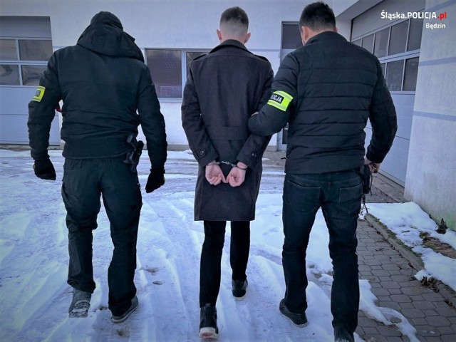 Będzińscy policjanci rozpracowali szajkę, która wyłudziła miliony złotych 

Zobacz kolejne zdjęcia/plansze. Przesuwaj zdjęcia w prawo naciśnij strzałkę lub przycisk NASTĘPNE
