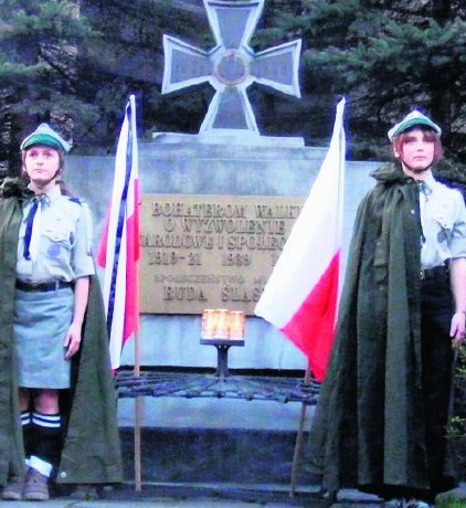 Warta honorowa harcerzy pod pomnikim na placu Niepodległości w Goduli