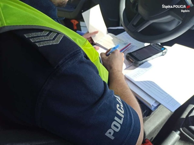 W środę 8 czerwca policjanci z będzińskiej drogówki ukarali mandatami prawie 30 kierowców 

Zobacz kolejne zdjęcia/plansze. Przesuwaj zdjęcia w prawo - naciśnij strzałkę lub przycisk NASTĘPNE