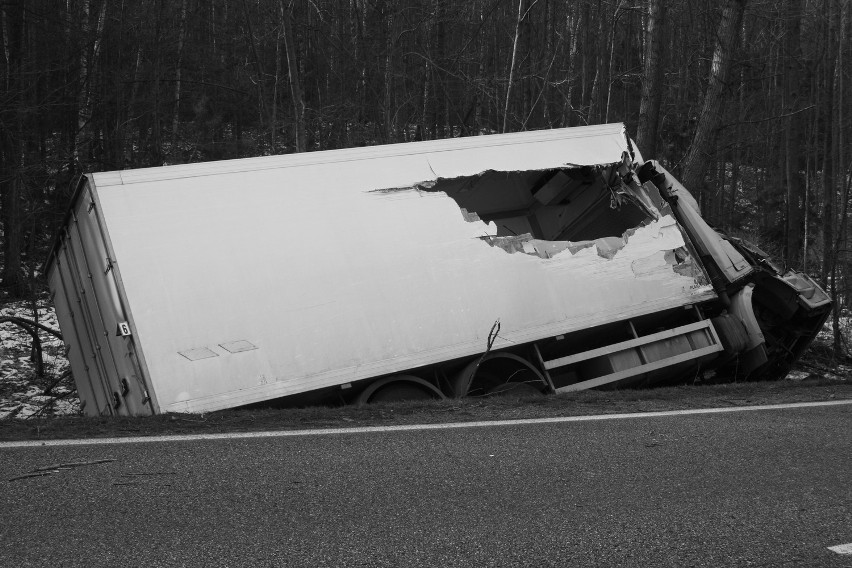 Krótko: Wypadek ciężarówki w Bąkowie. Kierowca nie żyje [ZDJĘCIA]