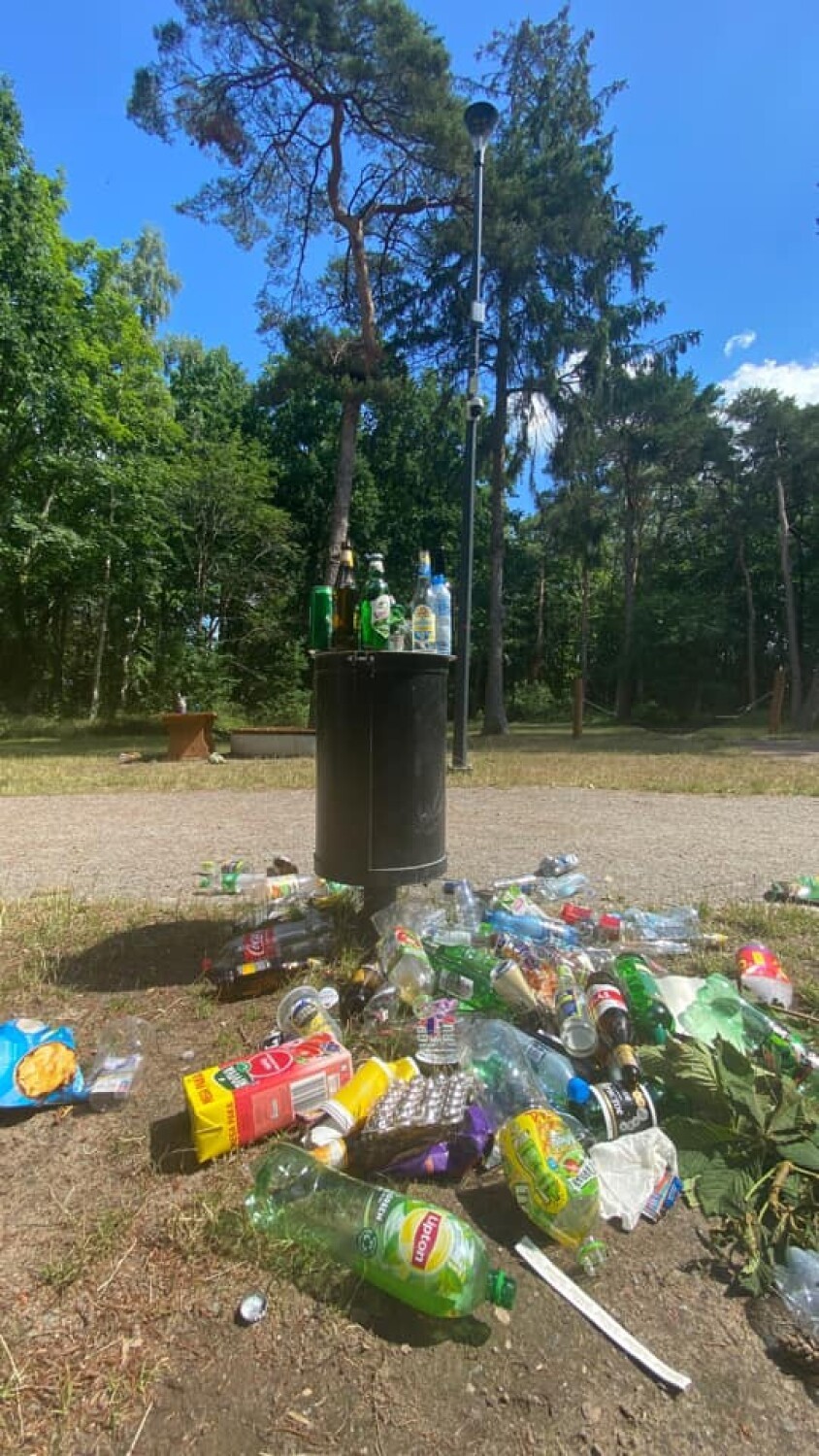 Darłówko. Wandale zdewastowali ławki i zrobili wysypisko śmieci w Parku Nadmorskim [zdjęcia]