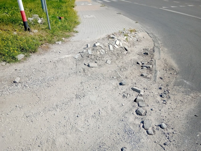 Chełm. Żeby był porządek trzeba samemu wyjść z łopatą. Tak posprzątano chodnik na ul. Kolejowej