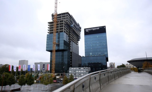 Oto najwyższy budynek Katowic, KTW II, który powstaje przy rondzie. W październiku 2020 ma już niemal 100 m


Zobacz kolejne zdjęcia. Przesuwaj zdjęcia w prawo - naciśnij strzałkę lub przycisk NASTĘPNE