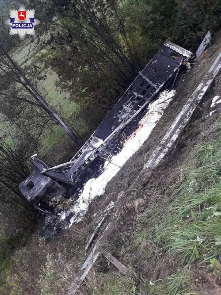 Olszanka: tir z cukrem wjechał w skarpę. Auto społonęło