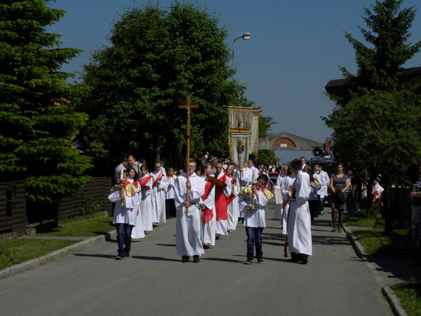 Chojnice. Procesja w parafii Matki Bożej Królowej Polski (zdjęcia)
