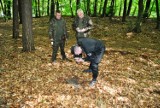 Policja Poznań: Szkolenie techników kryminalistyki w lesie [ZDJĘCIA]