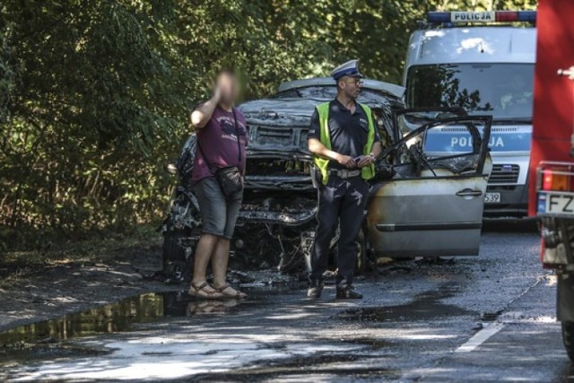 Do pożaru renault doszło w sobotę, 7 lipca na ul. Łużyckiej. Samochód zapalił się w czasie jazdy. Na szczęście nikomu nic się nie stało.

Kierowca renault jechał z Wilkanowa. Na ul. Łużyckiej nagle auto zapaliło się. Kierowcy na szczęście udało się w porę wysiąść.

Na miejsce przyjechały dwa wozy zielonogórskiej straży pożarnej. Policjanci z drogówki zamknęli drogę na czas gaszenia samochodu. Strażacy szybko opanowali sytuację. Ogień jednak doszczętnie zniszczył samochód.

Droga jest już przejezdna. 

Zobacz też: SKRAJNA GŁUPOTA, KTÓRA MOŻE PROWADZIĆ DO ŚMIERCI. NIEKTÓRZY KIEROWCY PO S3 JEŻDŻĄ POD PRĄD!
