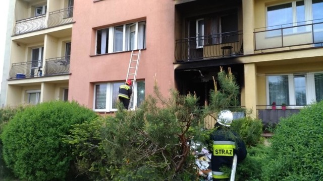 Pożar w Dąbrowie Tarnowskiej. Akcja gaśnicza trwała trzy godziny. Niestety nie udało się uratować 90-letniego mężczyzny.