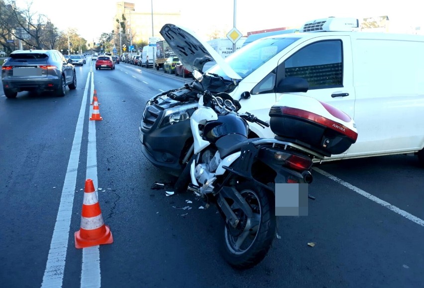 Wrocław. Poranny wypadek przy Pasażu Zielińskiego. Ranny jest motocyklista (ZDJĘCIA) 
