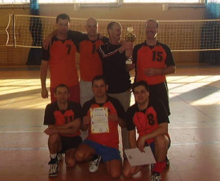 Zwycięska drużyna siatkarskich oldbojów Seniora Kłobuck.