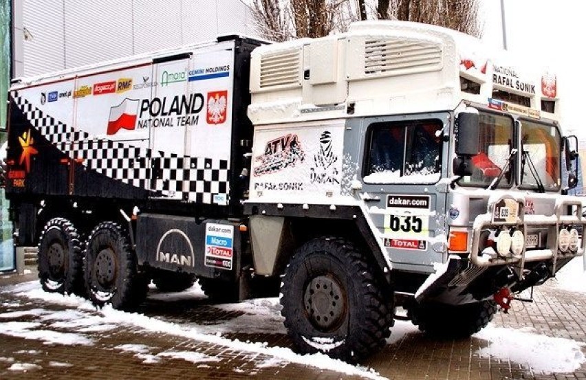 Ciężarówka polskiej ekipy Rajdu Dakar przed wejściem do hali...