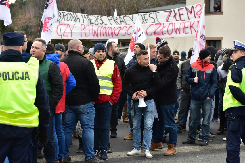 Rzucanie petardami, szarpanina i przepychanki. Agresja...