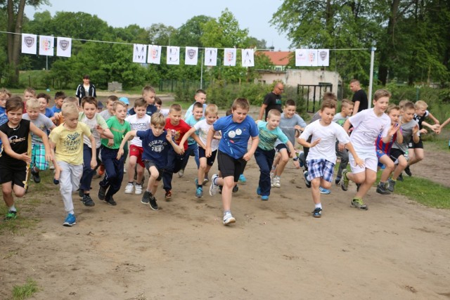 Dwanaście lat temu zafascynowani bieganiem dwaj dziennikarze postanowili zorganizować akcję Polska Biega. Na początku biegaczy było niewielu. Jednak z roku na rok, było ich coraz więcej. W tym roku, w miony weekend, w całym kraju zorganizowano ponad 500 biegów, w których wzięło udział ponad 100 tys. uczestników.