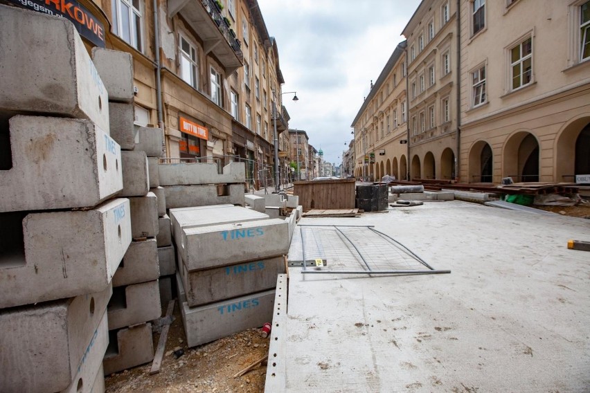 Kraków. Kolejne problemy z przebudową ulicy Krakowskiej. Zrywają betonowe płyty, bo je źle ułożyli [ZDJĘCIA]