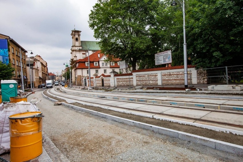 Kraków. Kolejne problemy z przebudową ulicy Krakowskiej. Zrywają betonowe płyty, bo je źle ułożyli [ZDJĘCIA]