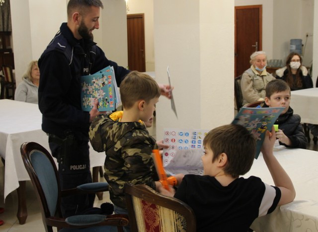 Policjanci pomagają Ukraińcom.