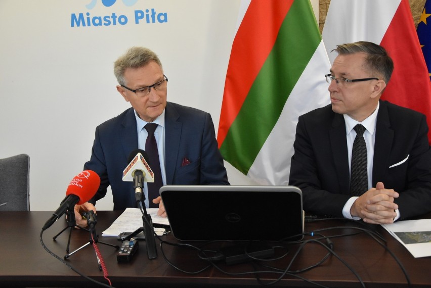 Prezes MWiK Mariusz Bednarczyk i prezydent Piotr Głowski na...