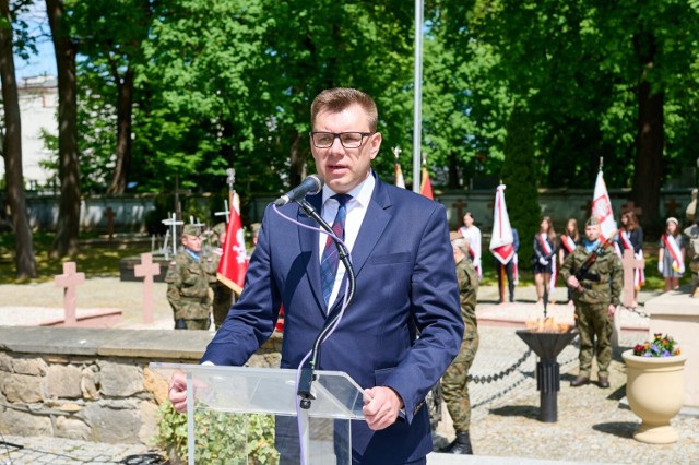 Marcin Marzec burmistrz Sandomierza  wygłosił przemówienie okolicznościowe, w którym przypomnieli  o cierpieniu ludzi i ogromnej tragedii jaką była II wojna światowa.
