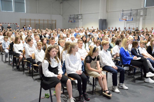 Prawie sześć tysięcy przedszkolaków i uczniów w powiecie międzychodzkim zakończyło dzisiaj rok szkolny 2022/2023 (23.06.2023).